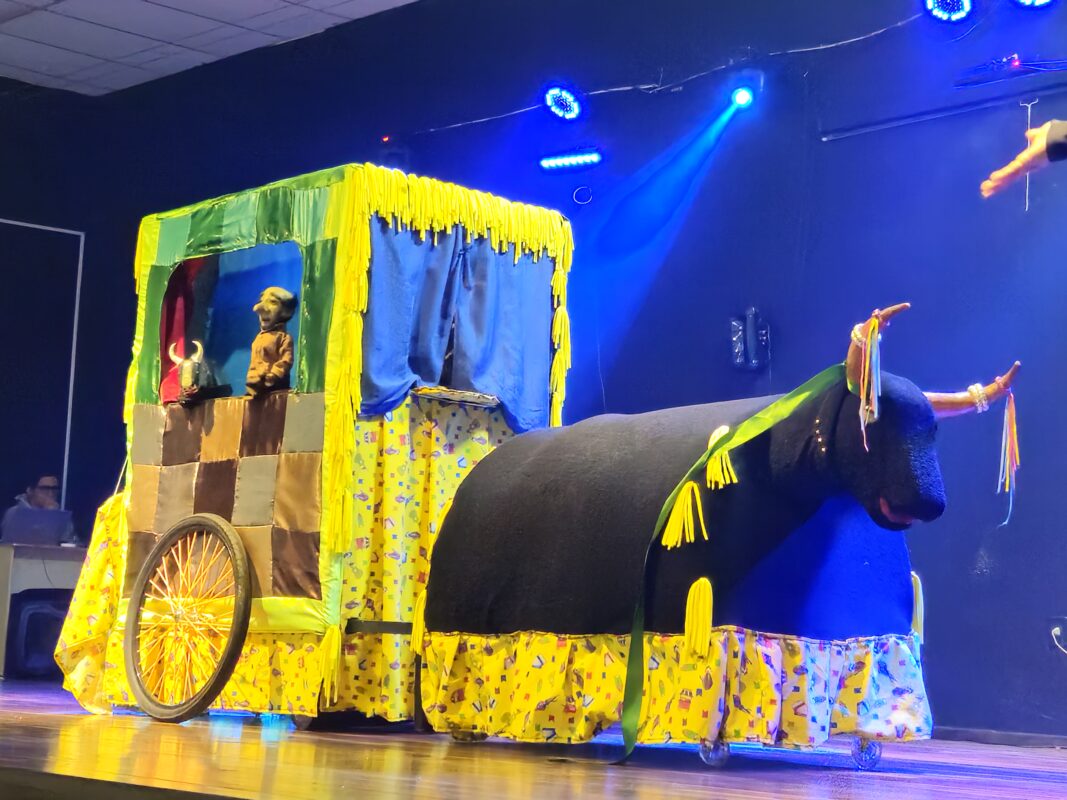 Apresentação teatral Alevanta o Boi