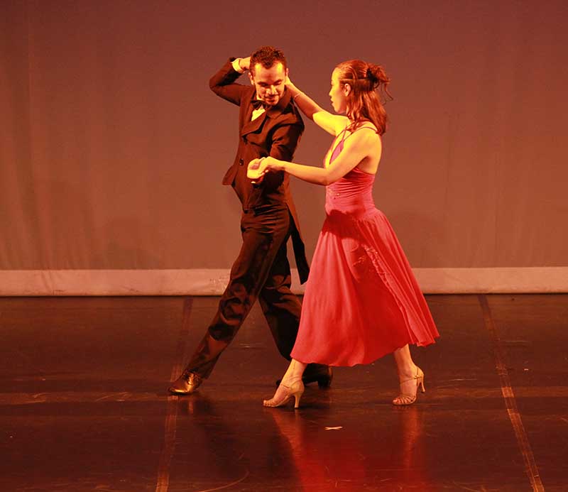 Casal daçando bolero