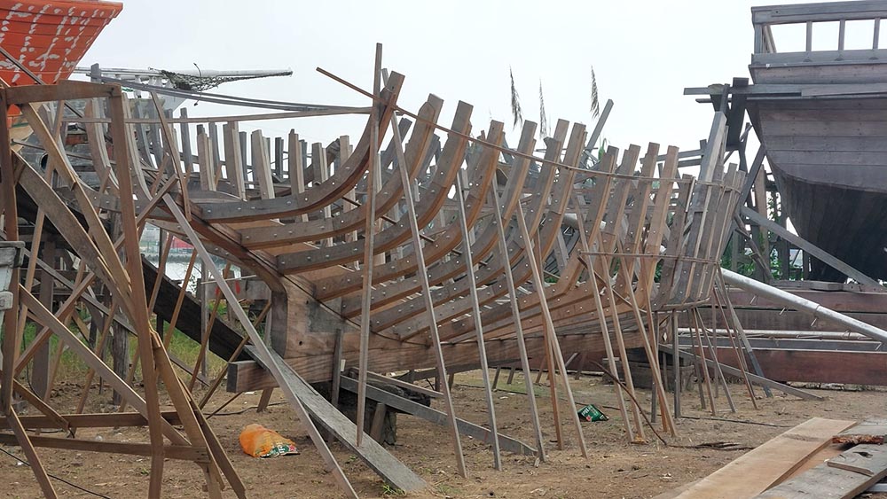 Foto de barco em construção de forma artesanal